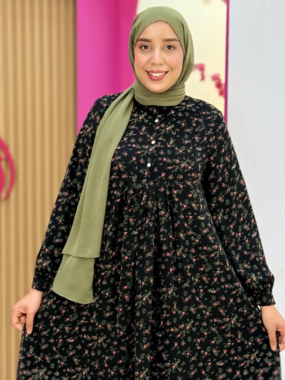 فستان أريج أسود مزهر