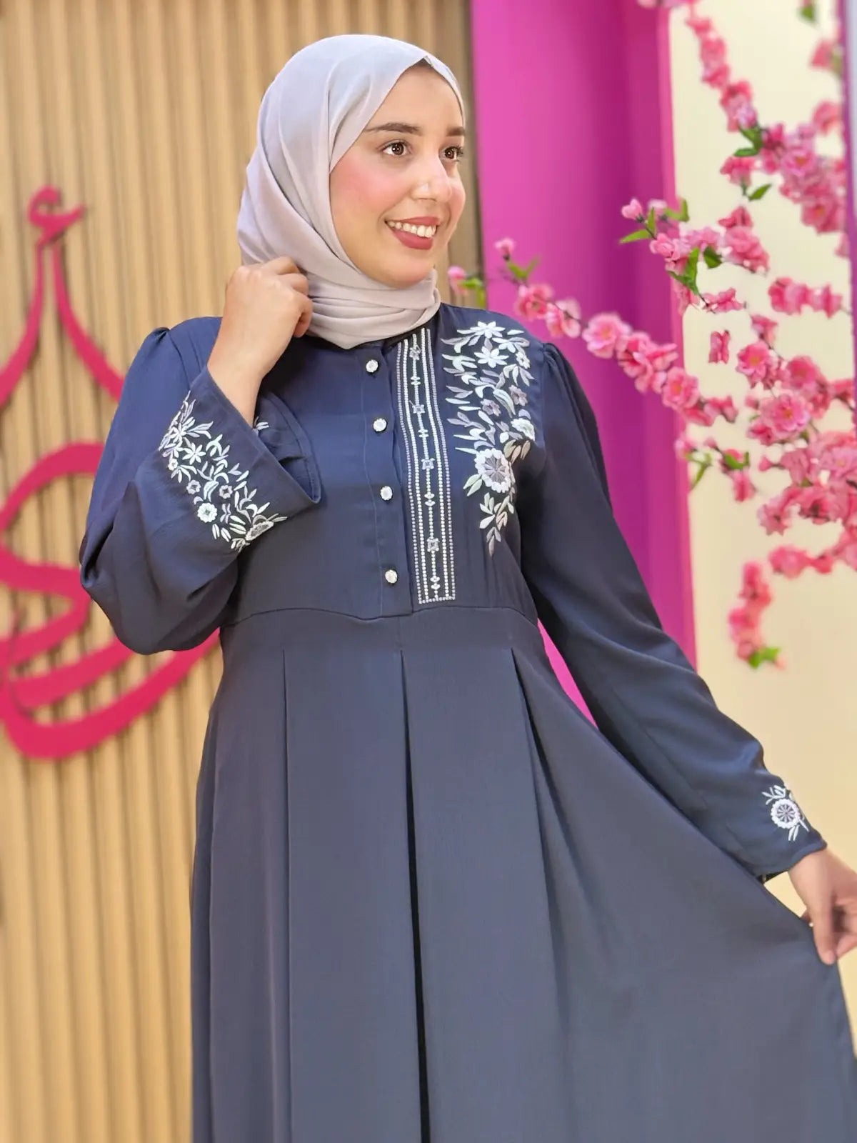 فستان نضال رمادي