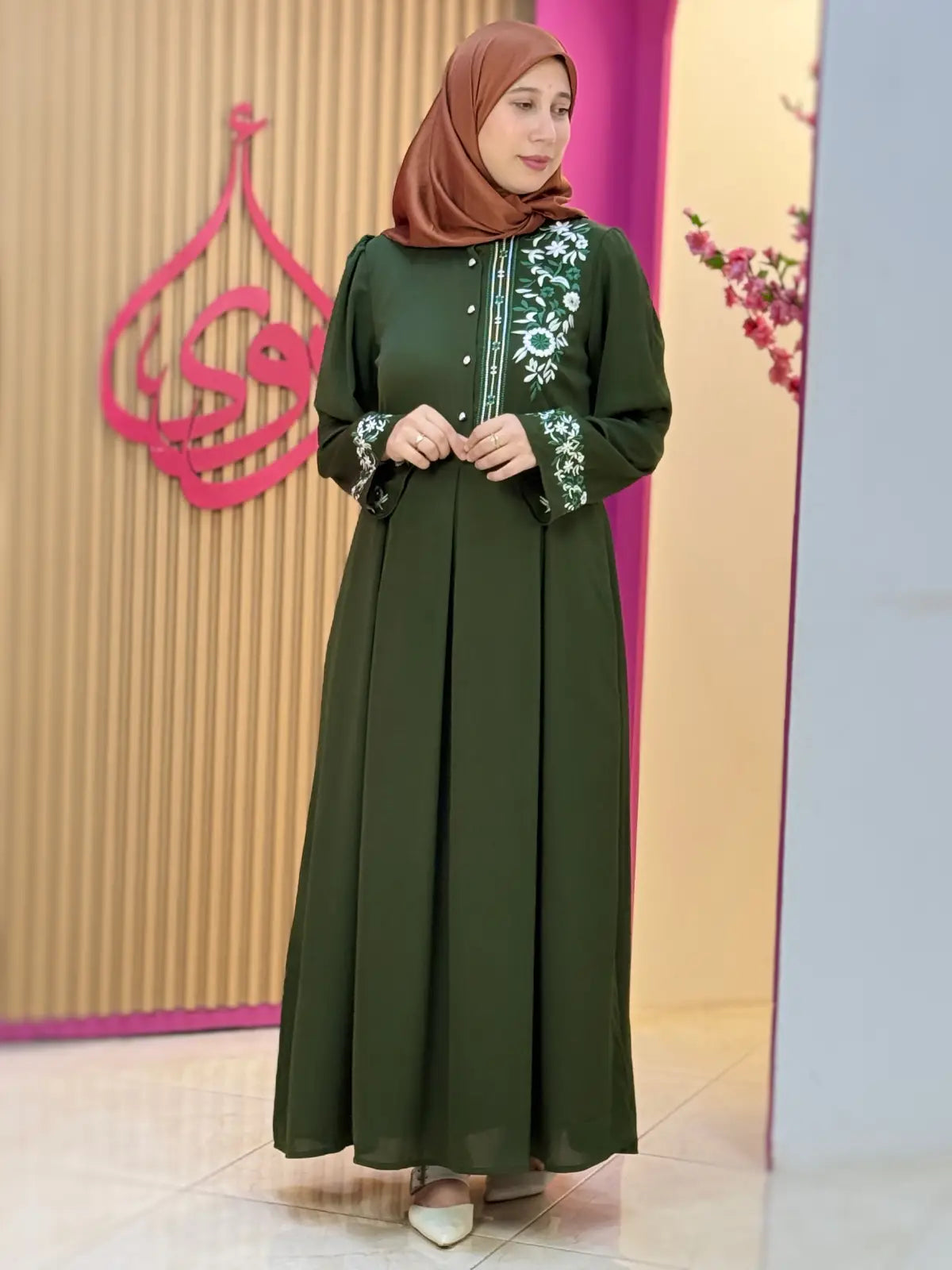فستان نضال أخضر