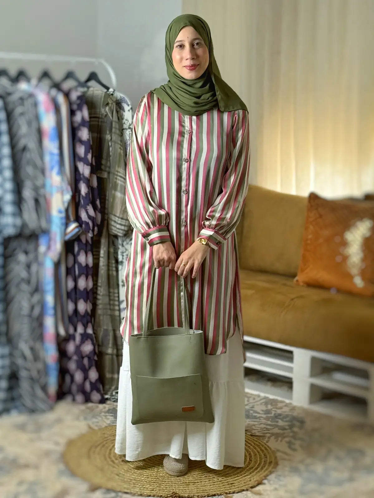 قميص مخطط وردي