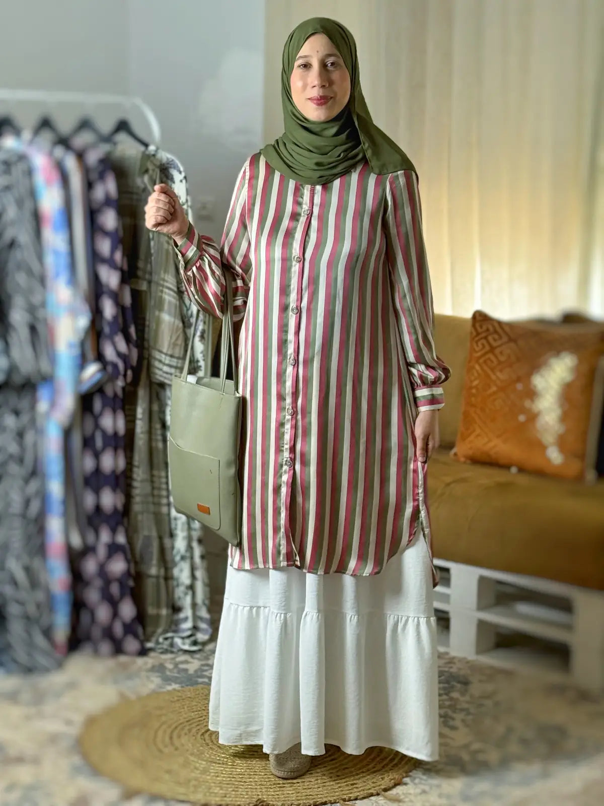 قميص مخطط وردي