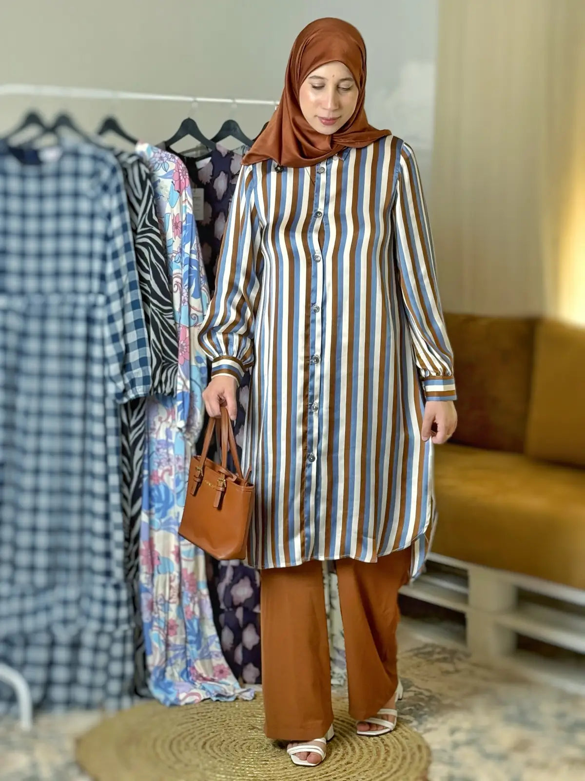 قميص مخطط أزرق