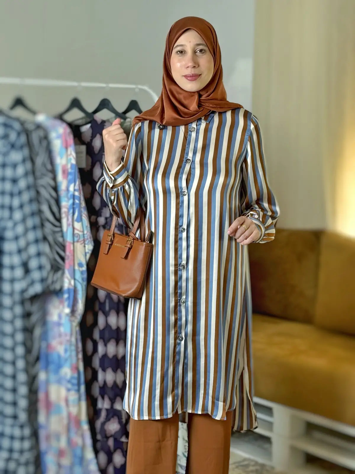 قميص مخطط أزرق