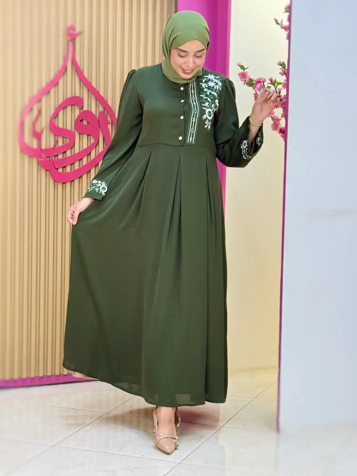 فستان نضال أخضر