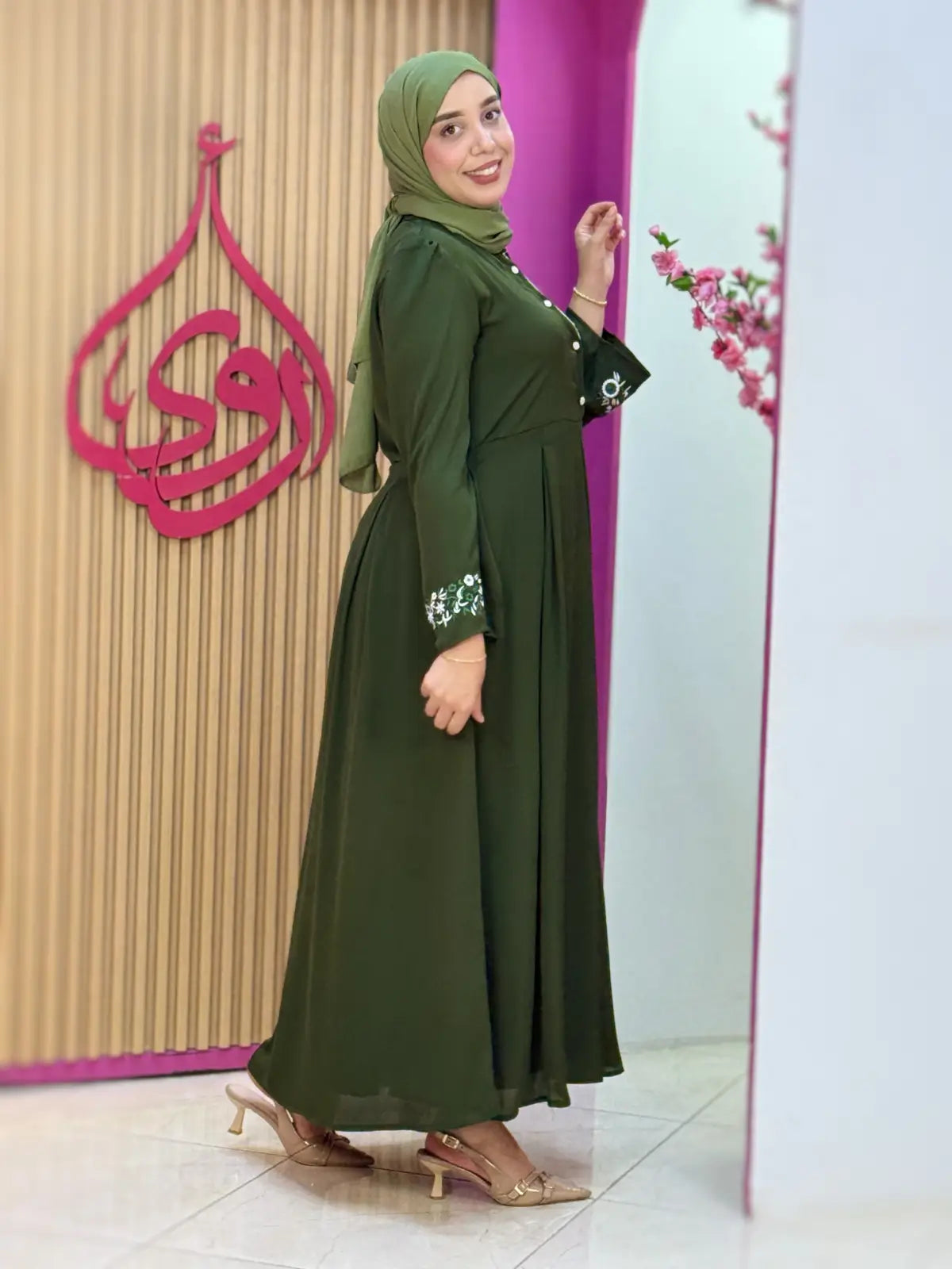 فستان نضال أخضر