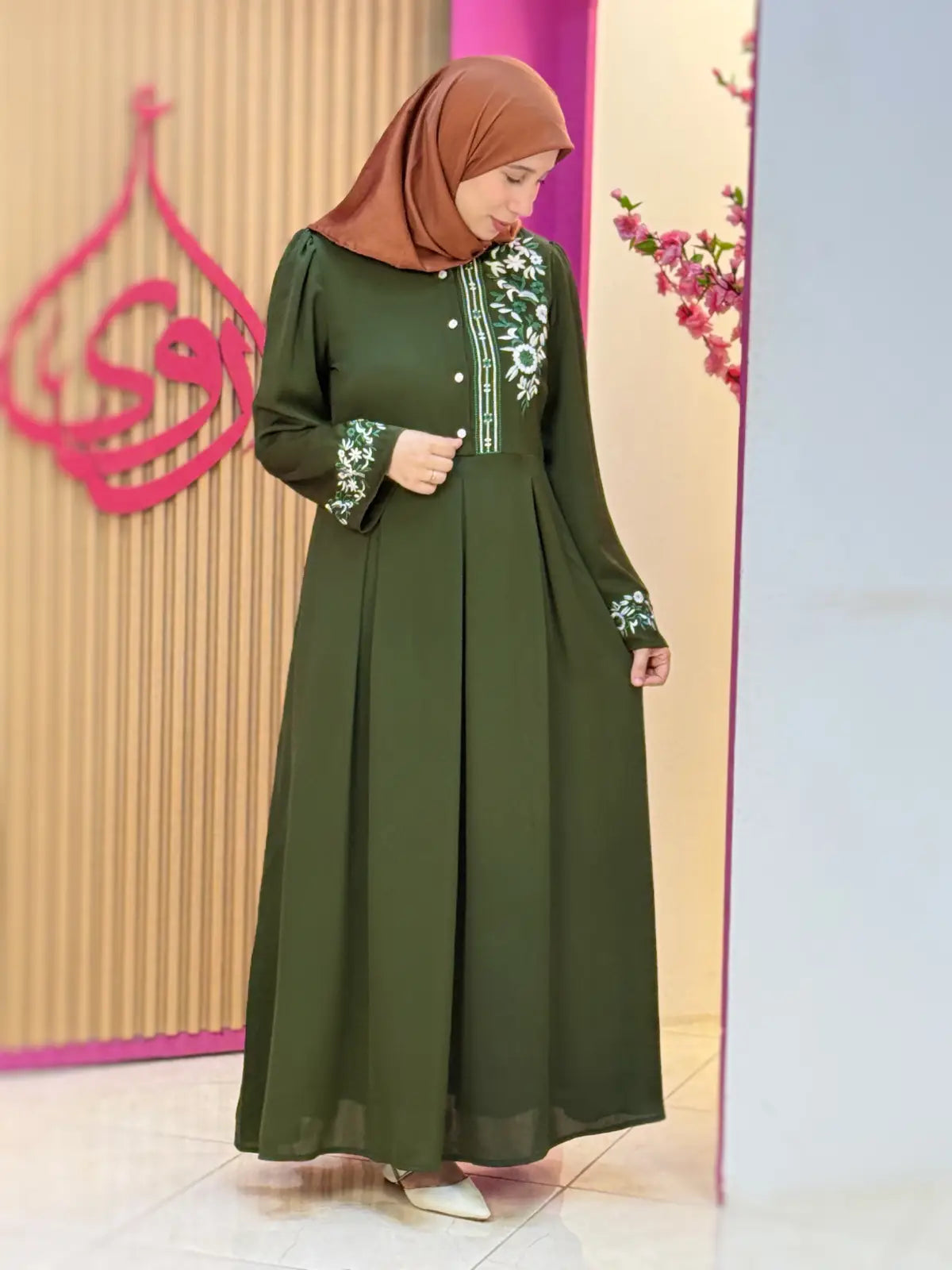 فستان نضال أخضر