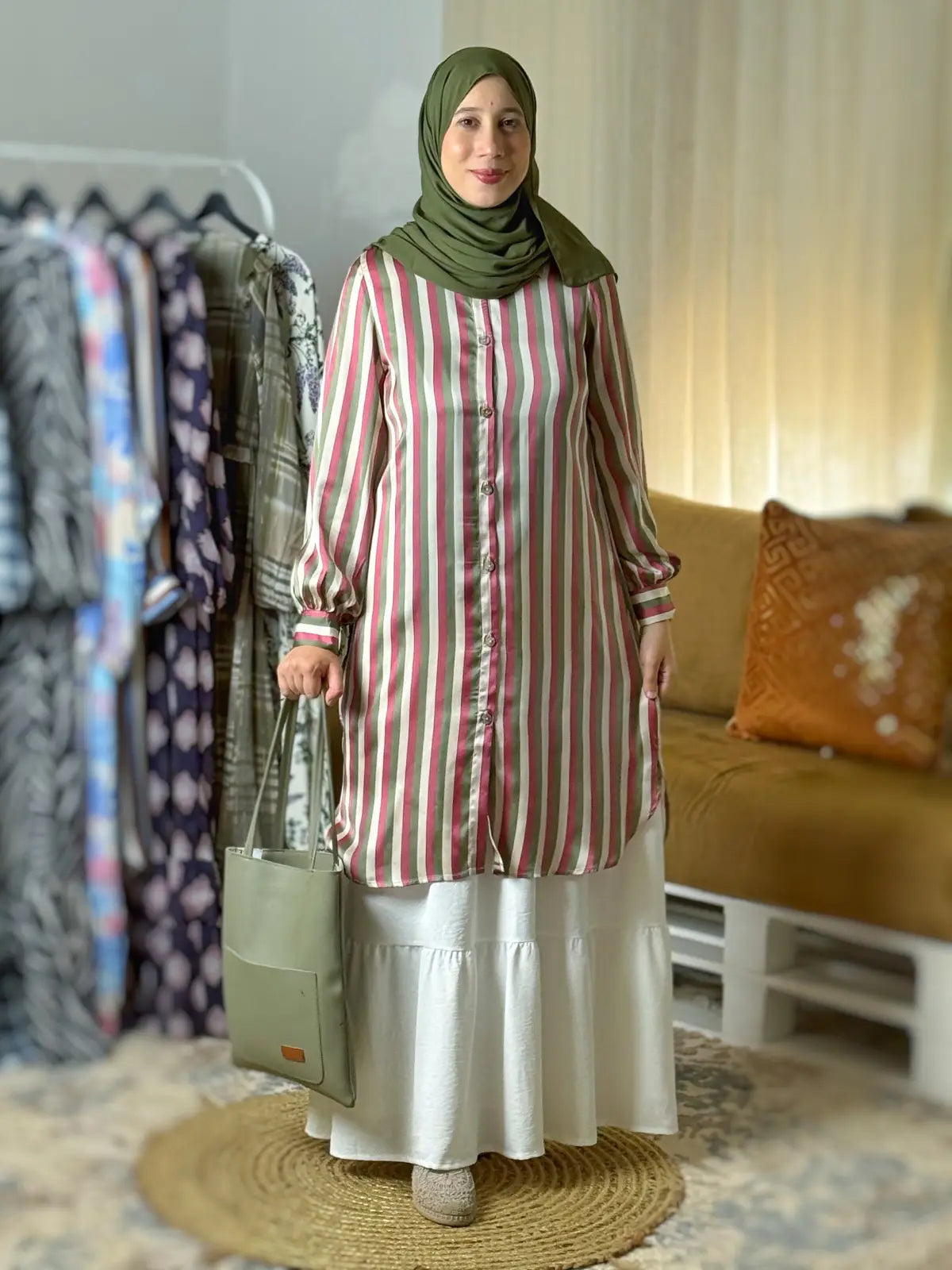 قميص مخطط وردي