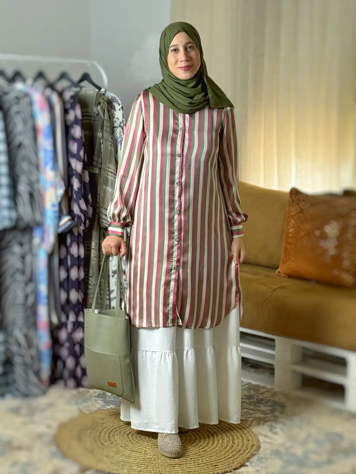 قميص مخطط وردي