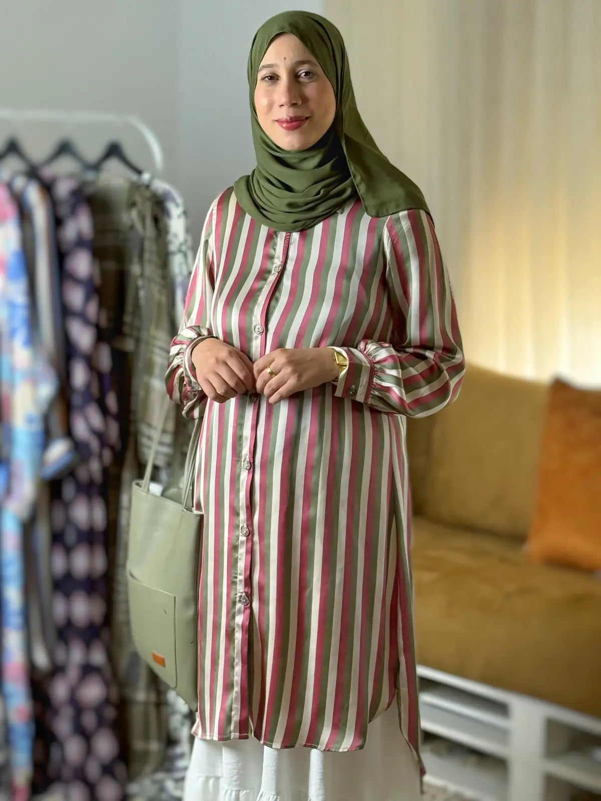 قميص مخطط وردي